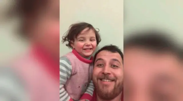 Para lograr la sonrisa de la niña, su padre le explica que el ruido que genera las bombas no es causado por armas reales.