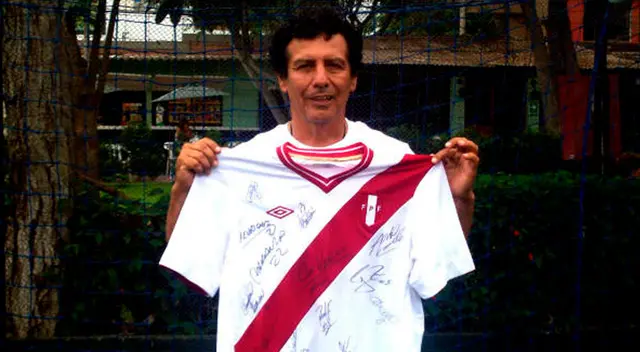 César Cueto le dio un jalón de orejas a Deza y Ascues. César Cueto le dio un jalón de orejas a Deza y Ascues.