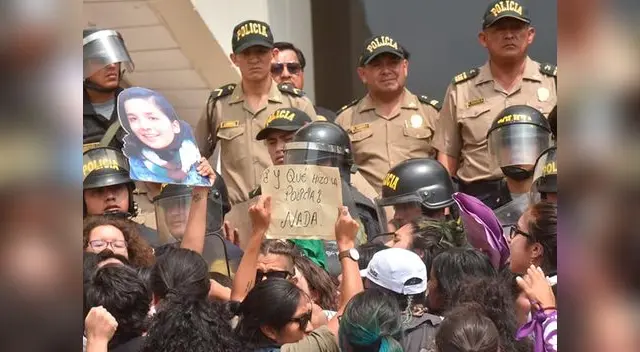 Colectivos realizan plantón en la sede de Dirincri PNP Colectivos realizan plantón en la sede de Dirincri PNP
