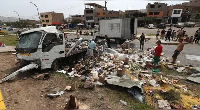 Camión trasladaba productos de primera necesidad. Foto: El Comercio. Camión trasladaba productos de primera necesidad. Foto: El Comercio.