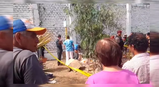 Peritos procediendo al levantamiento del cadáver Peritos procediendo al levantamiento del cadáver