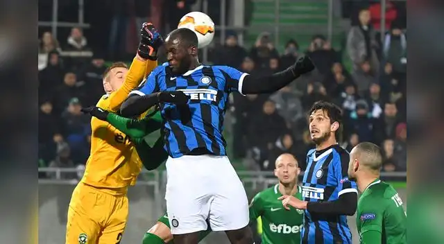 Lokaku del Inter intenta superar la marca del portero Iliev Lokaku del Inter intenta superar la marca del portero Iliev