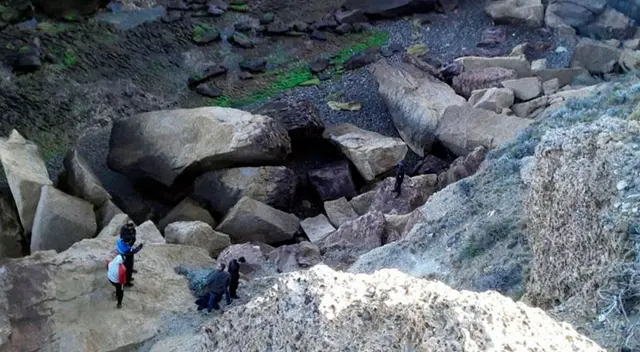 Violaron  a la mujer y tiraron al menor a este acantilado