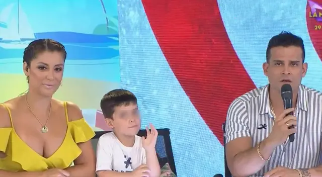 Christian Domínguez y Karla Tarazona se muestran con su hijo frente a cámaras Christian Domínguez y Karla Tarazona se muestran con su hijo frente a cámaras