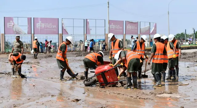 Desde tempranas horas del día, agentes de la Policía Nacional,  Ejército y obreros municipales trabajan en la remoción de escombros.