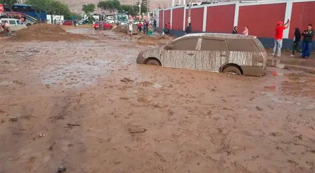 En caso de inundación, es preferible alejarse de los cables de energía eléctrica En caso de inundación, es preferible alejarse de los cables de energía eléctrica