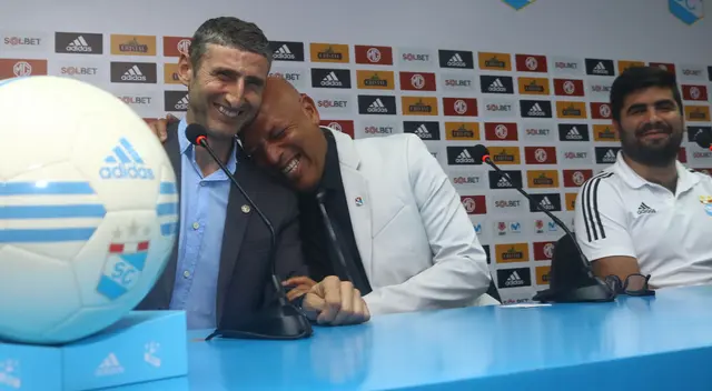 El nuevo técnico celeste bromeó con la vestimenta que usa en la mayoría de partidos que dirige | Foto: Líbero / Eric Villalobos El nuevo técnico celeste bromeó con la vestimenta que usa en la mayoría de partidos que dirige | Foto: Líbero / Eric Villalobos