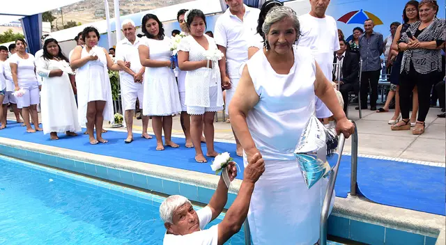 Boda civil acuática se realiza por segundo año consecutivo