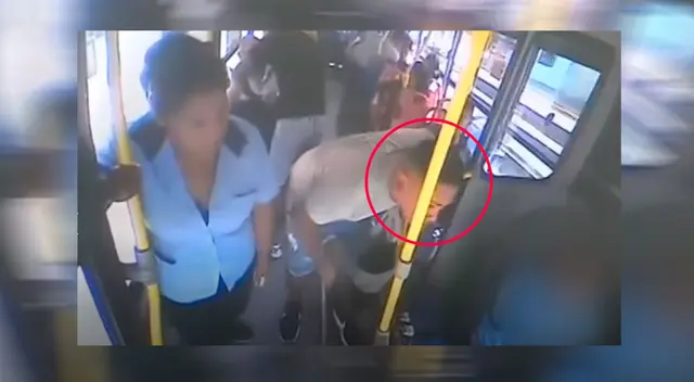 Uno de los delincuentes le pide al conductor que no se detenga. Uno de los delincuentes le pide al conductor que no se detenga.