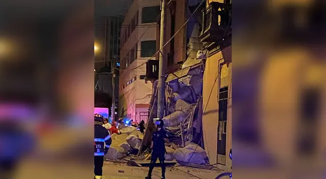 Una vivienda ubicada en el Cercado de Lima se derrumbó y varias personas se encuentran atrapadas Una vivienda ubicada en el Cercado de Lima se derrumbó y varias personas se encuentran atrapadas