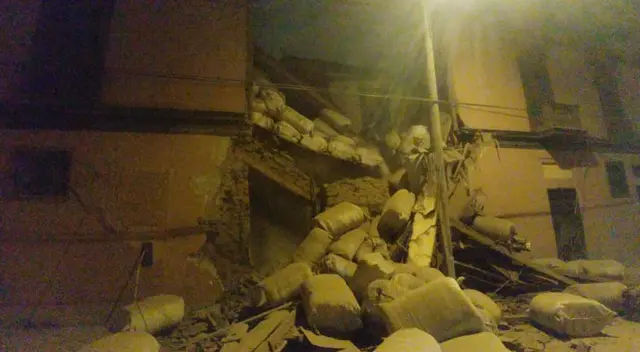 Personas se encuentran atrapadas dentro de la casa. Personas se encuentran atrapadas dentro de la casa.