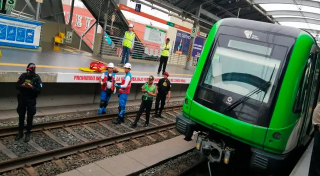 Personal médico y PNP atendiendo emergencia.