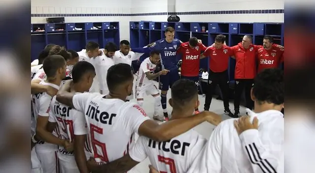 Dani Alves arengando a sus compañeros antes de un encuentro.