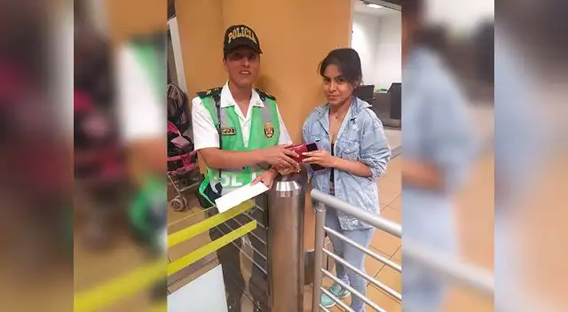 Agente PNP devuelve billetera a joven en el Aeropuerto Jorge Chávez
