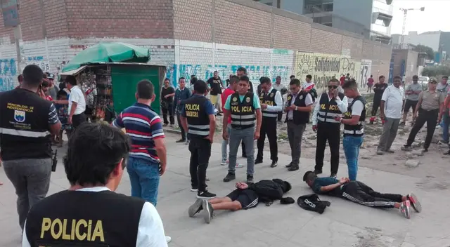 Delincuentes pretendían robar a transeúnte fuera del banco en Independencia