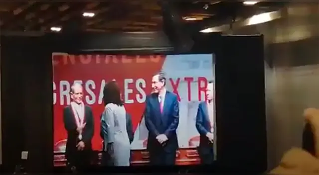 Martha Chávez hizo caso omiso a las pifias de los invitados y no se tomó la foto con las autoridades. Martha Chávez hizo caso omiso a las pifias de los invitados y no se tomó la foto con las autoridades.