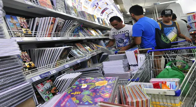 Miles de padres de familia salen en busca de completar la lista de útiles para el inicio de clases 2020.