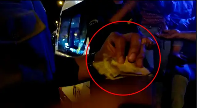 Chofer de combi pirata metió 20 soles dentro de una mica donde supuestamente estaban los documentos del vehículo. Chofer de combi pirata metió 20 soles dentro de una mica donde supuestamente estaban los documentos del vehículo.