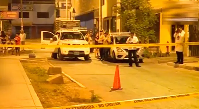 Peritos indagando sobre el crimen. Peritos indagando sobre el crimen.