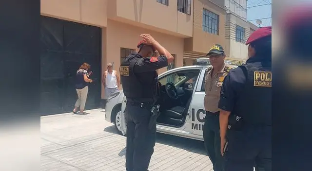 Madre de Marina Mora en su vivienda inspeccionando el trabajo policial Madre de Marina Mora en su vivienda inspeccionando el trabajo policial