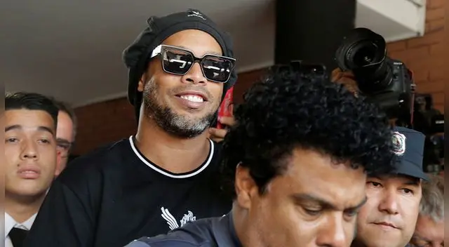 Muy risueño sale Ronaldinho tras declarar en la Fiscalia. Muy risueño sale Ronaldinho tras declarar en la Fiscalia.
