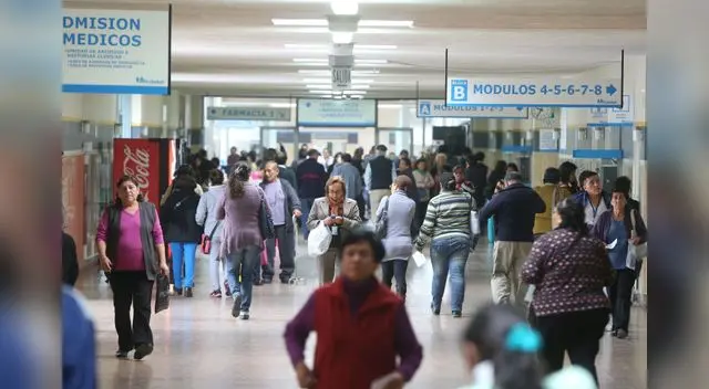 gerente central de Prestaciones de Salud de EsSalud, César Carreño, indica que tiene tiene insumos médicos para atender casos de coronavirus.