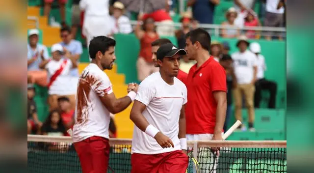 Saludo protocolar después de la victoria de dobles de Panta y Galdos.