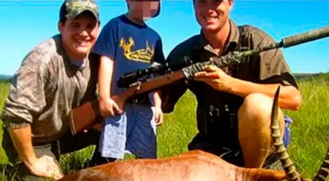 En las redes sociales, hay imágenes de los menores sonriendo junto a sus padres con el animal muerto. En las redes sociales, hay imágenes de los menores sonriendo junto a sus padres con el animal muerto.