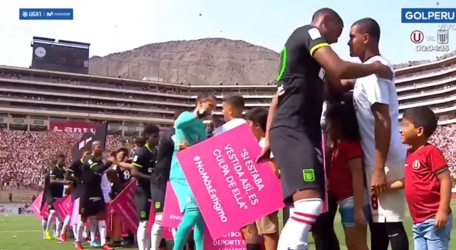 Con polos y otros con carteles, los jugadores aparecieron en el medio de la cancha para el respectivo saludo