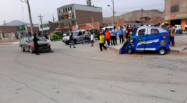 Auto y mototaxi luego de choque.