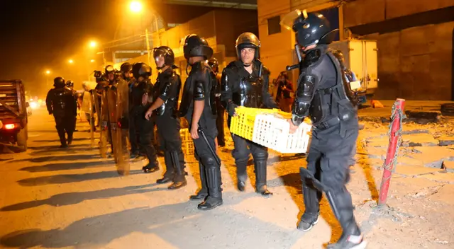 Comerciantes ocupaban importante vía con jabas de pollos.