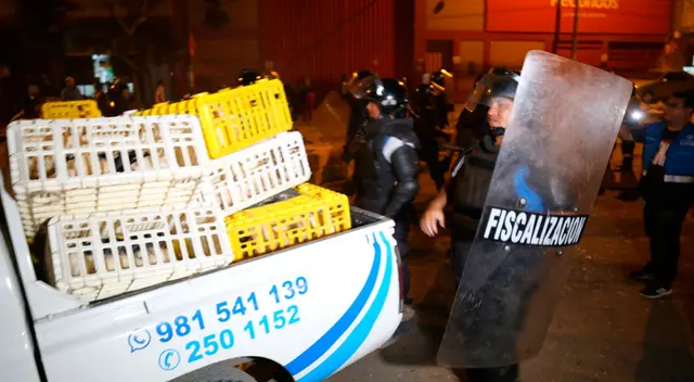 Comerciantes ocupaban importante vía con jabas de pollos.