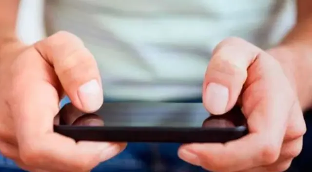 Si el teléfono no es resistente al agua, es mejor utilizar toallitas limpiadoras Si el teléfono no es resistente al agua, es mejor utilizar toallitas limpiadoras