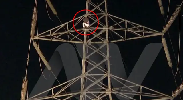 Unidades de rescate se encuentran trabajando para rescatarlo de torre de alta tensión. Unidades de rescate se encuentran trabajando para rescatarlo de torre de alta tensión.