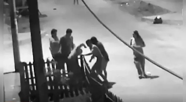 Vecinos en grupo evitaron el asalto a una mujer y golpearon al delincuente. Vecinos en grupo evitaron el asalto a una mujer y golpearon al delincuente.