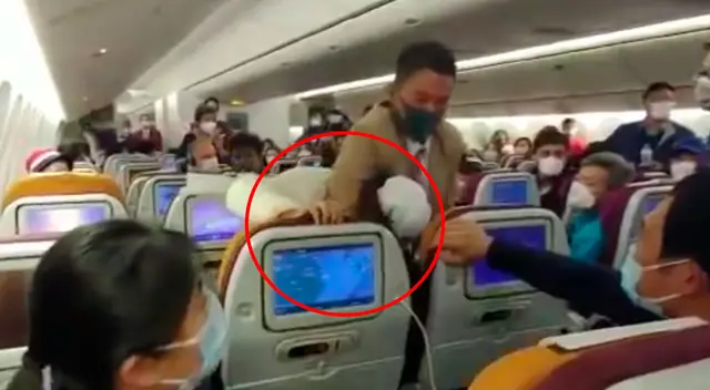 La mujer se encolerizó por ser retenida durante aproximadamente siete horas en el avión. La mujer se encolerizó por ser retenida durante aproximadamente siete horas en el avión.