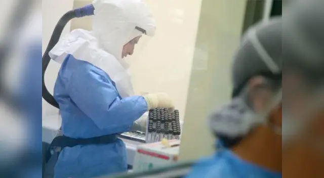 Médicos analizan muestras de posibles pacientes infectados Médicos analizan muestras de posibles pacientes infectados