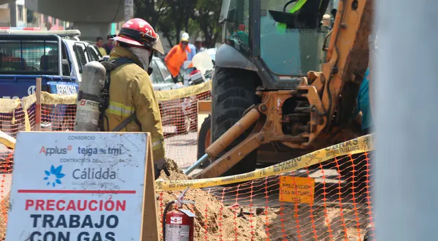 Bombero atendiendo fuga de gas.