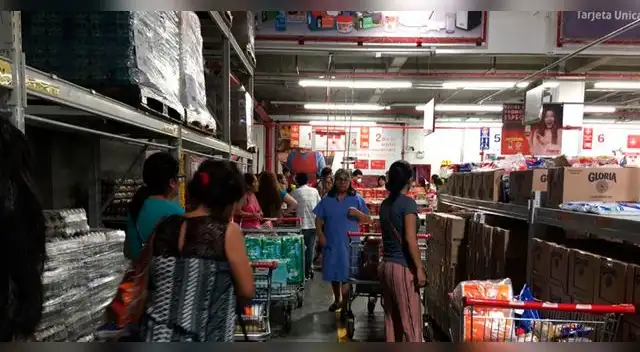 Compradores abarrotan supermercados buscando productos Compradores abarrotan supermercados buscando productos