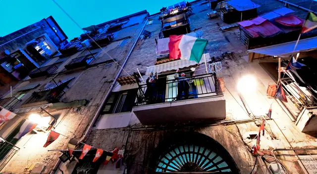 La canción que representa la libertad y la resistencia para los italianos ha sido entonada desde los balcones. La canción que representa la libertad y la resistencia para los italianos ha sido entonada desde los balcones.