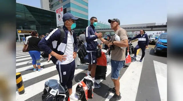 Los jugadores de Alianza Lima están con mascarilla a su llegada a Lima.