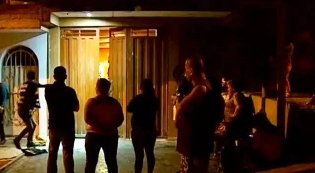 Autoridades y vecinos frente al bar donde ocurrió el crimen.