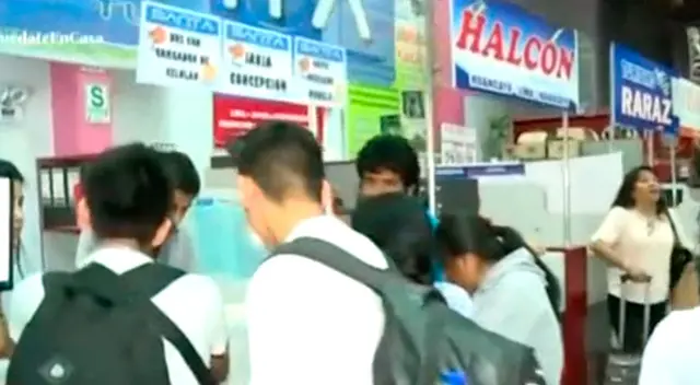 Pasajeros se encuentran indignados por el gran aumento de tarifas en el termina de Santa Anita. Pasajeros se encuentran indignados por el gran aumento de tarifas en el termina de Santa Anita.