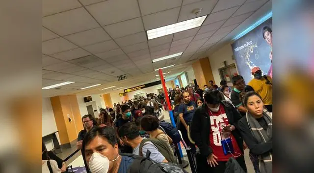 Familiares de pasajeros de vuelos internacionales y nacionales se encuentran preocupados en los exteriores del Aeropuerto Jorge Chávez. Familiares de pasajeros de vuelos internacionales y nacionales se encuentran preocupados en los exteriores del Aeropuerto Jorge Chávez.