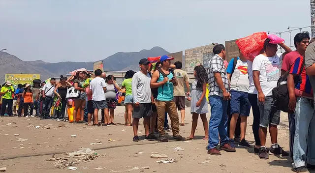 Se crean grandes colas en el mercado de Unicachi de Comas. Se crean grandes colas en el mercado de Unicachi de Comas.