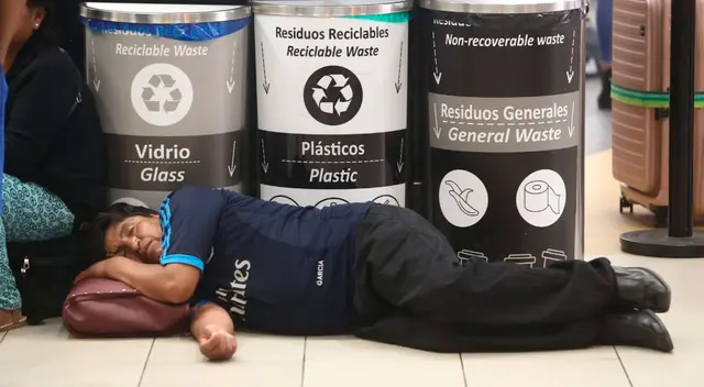 Decenas de pasajeros prefirieron dormir dentro del aeropuerto. Decenas de pasajeros prefirieron dormir dentro del aeropuerto.