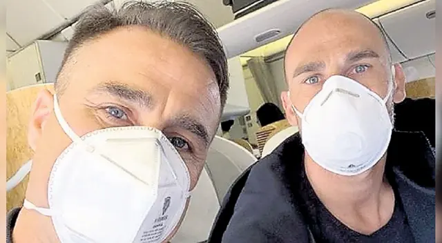 Fabio Cannavaro y su hermano con mascarillas en la casa que ocupan en China. Fabio Cannavaro y su hermano con mascarillas en la casa que ocupan en China.