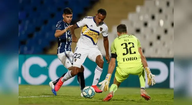El fútbol argentino se paraliza también. El fútbol argentino se paraliza también.