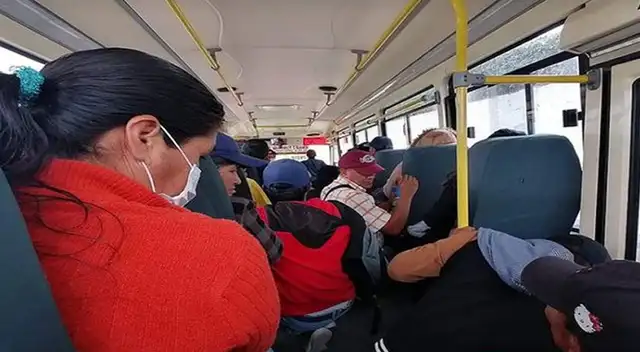 Pasajeros viajan sentados en piso de combis para evadir control de la Policía Pasajeros viajan sentados en piso de combis para evadir control de la Policía