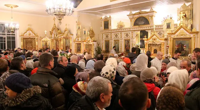 Los religiosos de Rusia empezaron a repartir más vino para prevenir  el COVID-19. 